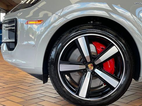 Used 2024 Porsche Cayenne Turbo AWD/4WD image 6