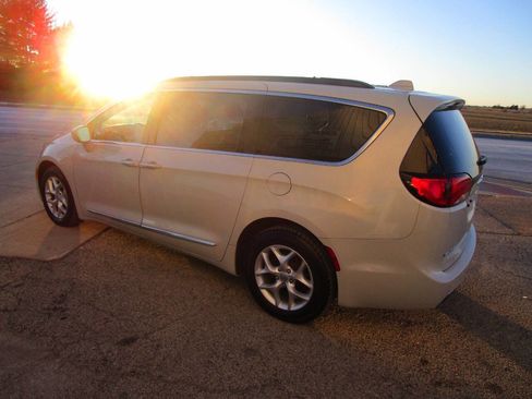 Used 2017 Chrysler Pacifica Touring-L w/ Tire & Wheel Group image 3