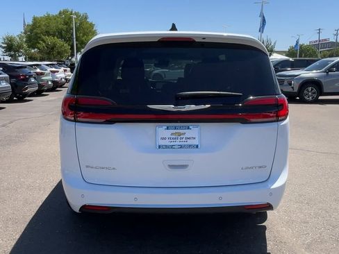 Used 2024 Chrysler Pacifica Limited FWD image 6