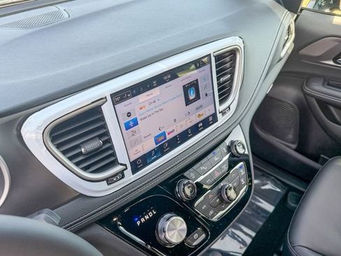 New 2026 Chrysler Pacifica Select AWD/4WD image 19