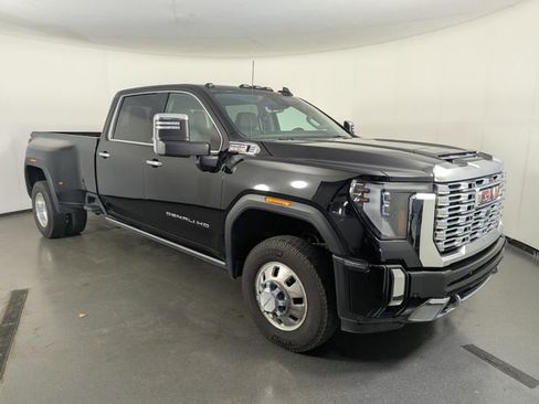 Used 2024 GMC Sierra 3500 Denali w/ Technology Package AWD/4WD image 2