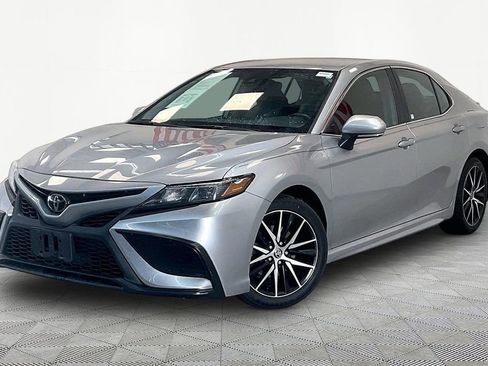 Used 2022 Toyota Camry SE FWD image 1