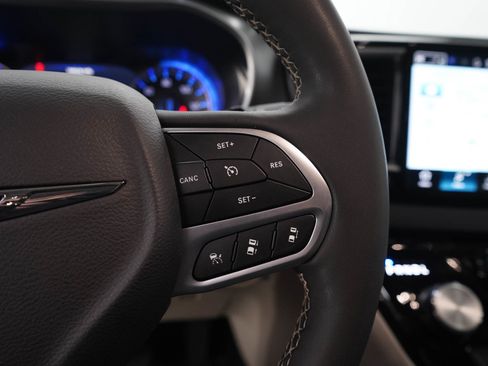 Used 2023 Chrysler Pacifica Touring-L FWD image 29