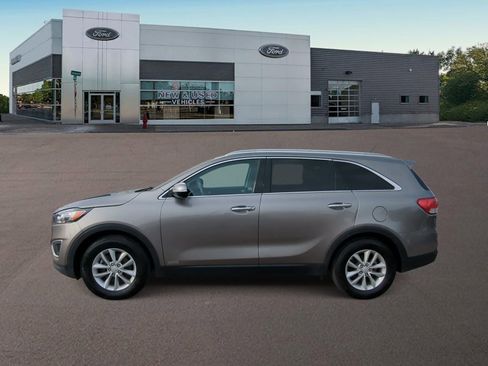 Used 2017 Kia Sorento LX image 6