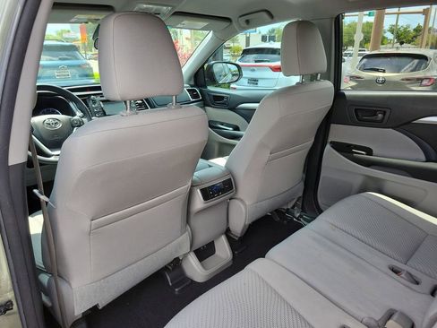 Used 2017 Toyota Highlander LE FWD image 10