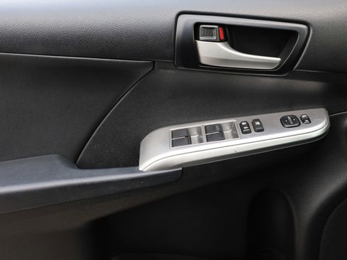 Used 2014 Toyota Camry L image 12