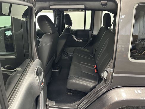 Used 2018 Jeep Wrangler Unlimited Sahara w/ Connectivity Group AWD/4WD image 25