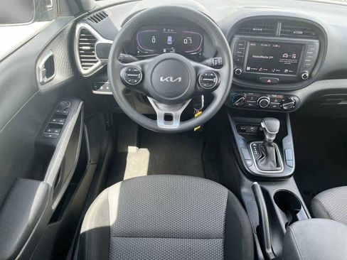 Used 2024 Kia Soul LX w/ LX Technology Package FWD image 10