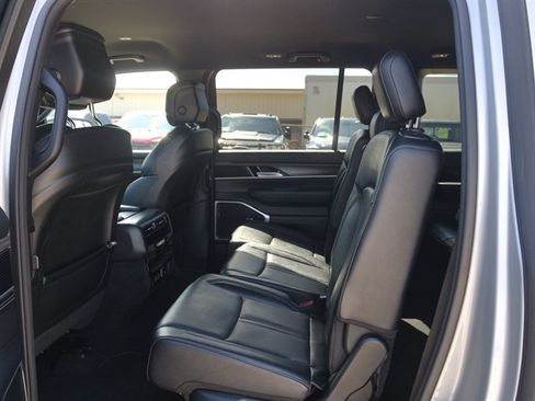 Used 2024 Jeep Wagoneer L Series II w/ Flexible Seating Group AWD/4WD image 29