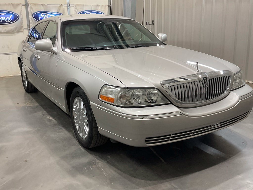 Used 2008 Lincoln Town Car Signature Limited RWD image 2