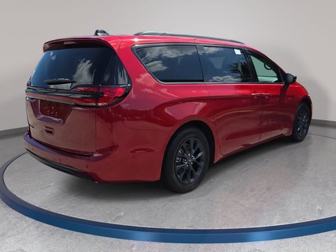Certified 2025 Chrysler Pacifica Select w/ Uconnect Theater Family Group FWD image 5