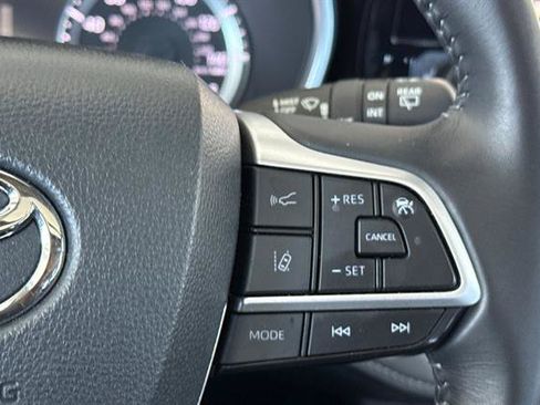 Used 2024 Toyota Highlander XLE AWD/4WD image 27