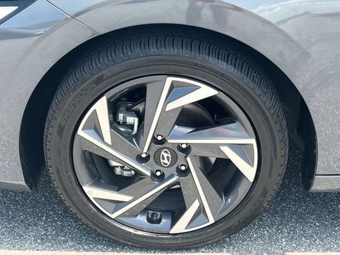 Certified 2025 Hyundai Elantra Limited FWD image 43