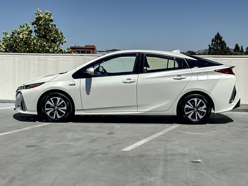 Used 2017 Toyota Prius Prime Premium FWD image 2