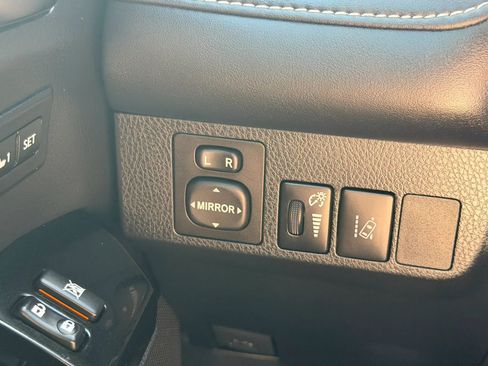 Used 2018 Toyota RAV4 Limited AWD/4WD image 28