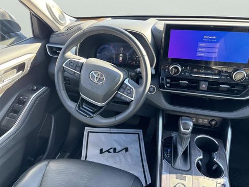 Used 2023 Toyota Highlander Platinum image 16