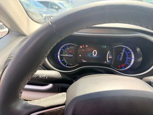 Used 2024 Chrysler Pacifica Limited FWD image 16