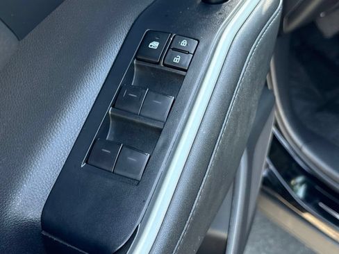 Used 2023 Toyota Highlander XLE AWD/4WD image 19