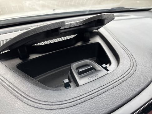 Used 2021 Jeep Cherokee Limited image 16