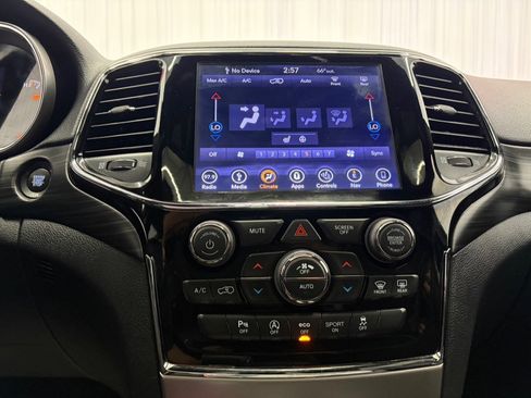 Used 2019 Jeep Grand Cherokee Altitude AWD/4WD image 27