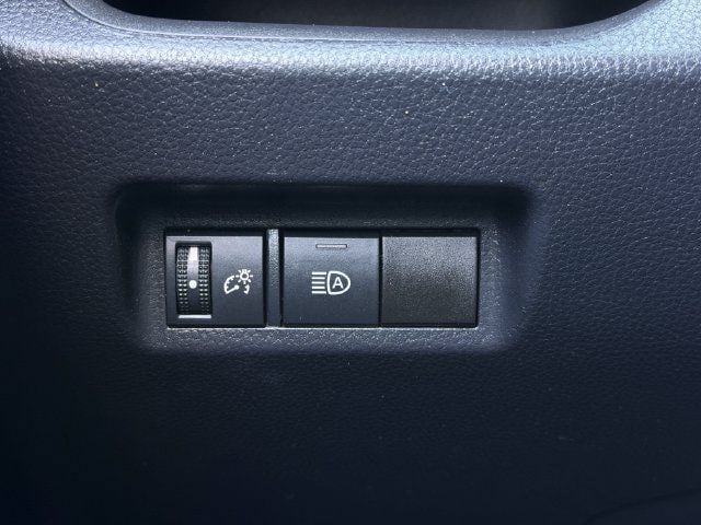 Used 2021 Toyota RAV4 LE FWD image 20