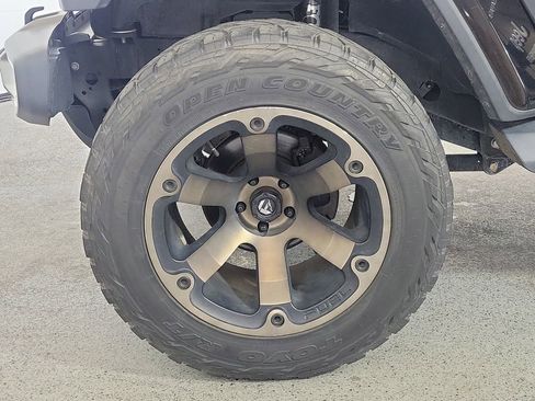 Used 2019 Jeep Wrangler Unlimited Sahara AWD/4WD image 9