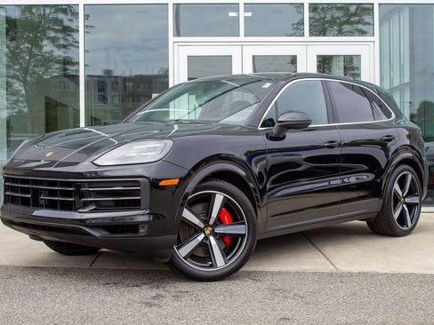 Used 2024 Porsche Cayenne S w/ Premium Package image 1