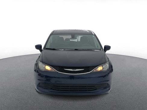 Used 2017 Chrysler Pacifica Touring image 3