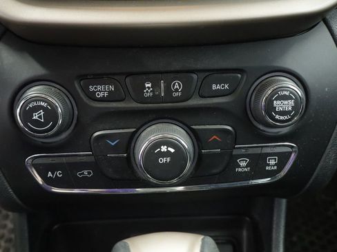 Used 2016 Jeep Cherokee Latitude w/ Cold Weather Group FWD image 28