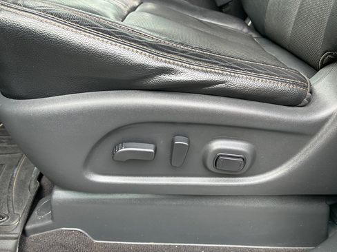 Used 2017 Nissan Titan SL AWD/4WD image 23