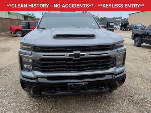 Used 2024 Chevrolet Silverado 2500 Custom w/ Custom Value Package image 2