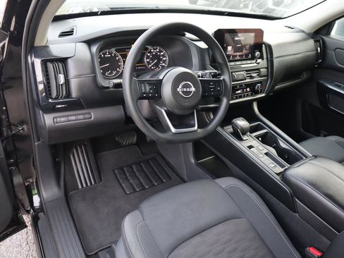 Used 2025 Nissan Pathfinder S image 16