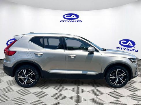 Used 2024 Volvo XC40 B5 Core AWD/4WD image 2