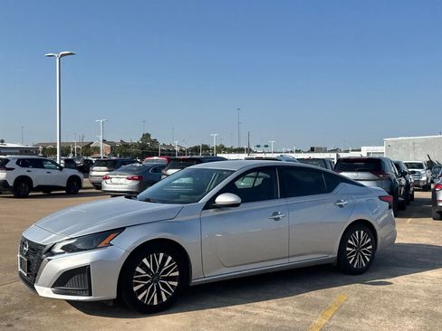 Certified 2023 Nissan Altima 2.5 SV FWD image 10