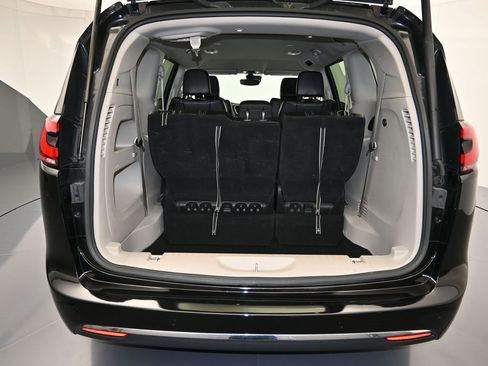 Certified 2023 Chrysler Pacifica Touring-L image 27