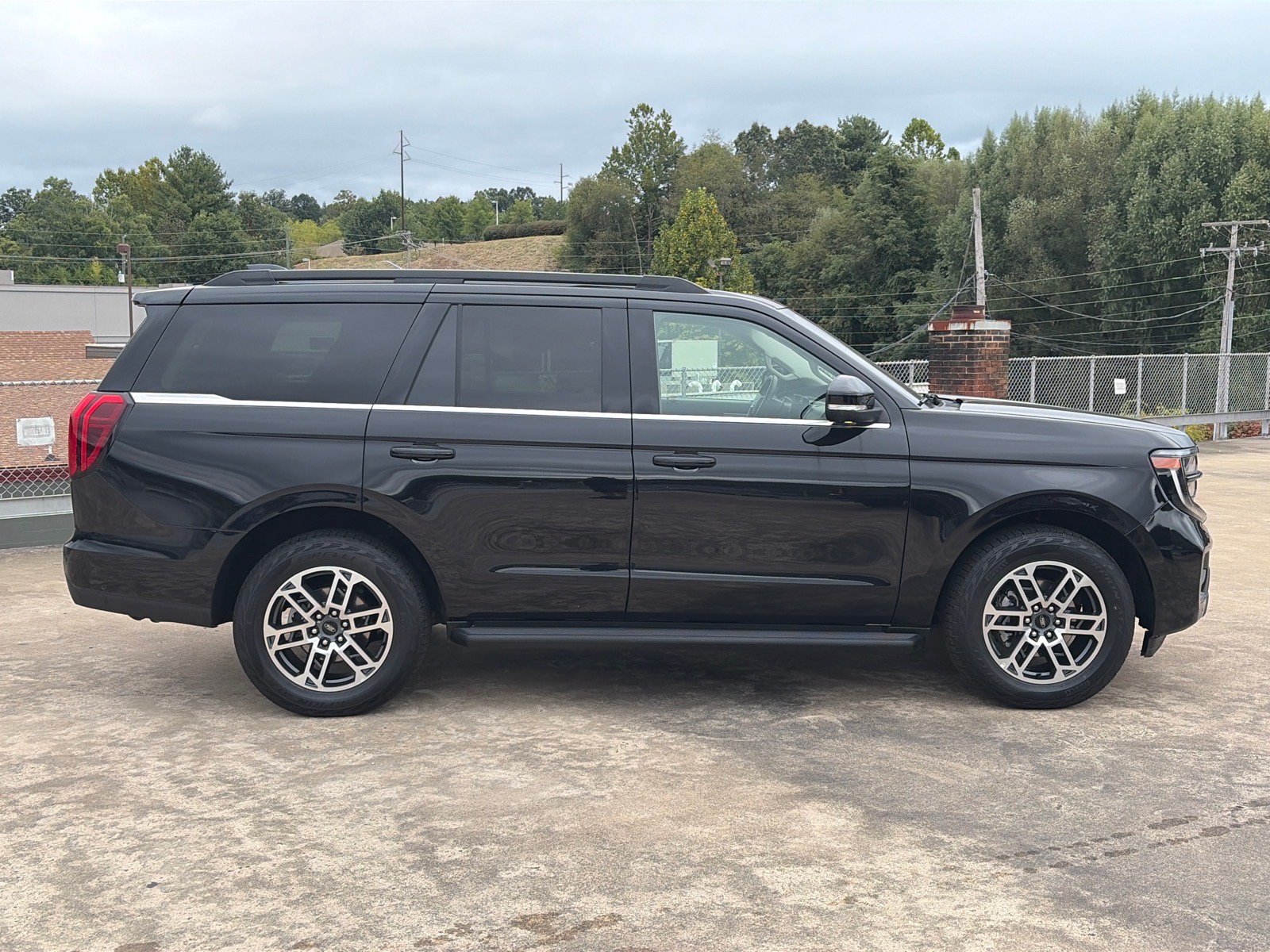 Certified 2025 Ford Expedition Active AWD/4WD image 2