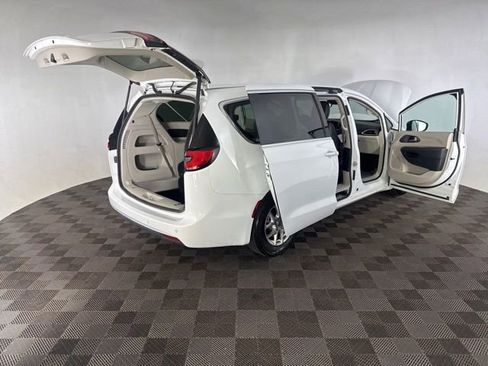 Used 2024 Chrysler Pacifica Touring-L FWD image 17