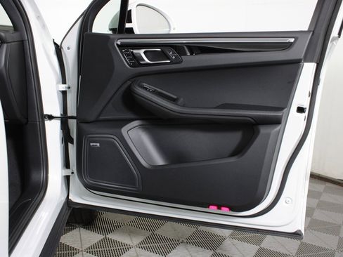 Used 2024 Porsche Macan w/ Premium Plus Package image 38