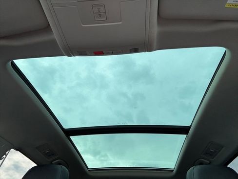 Used 2018 Volkswagen Tiguan SE w/ Panoramic Sunroof Package image 13