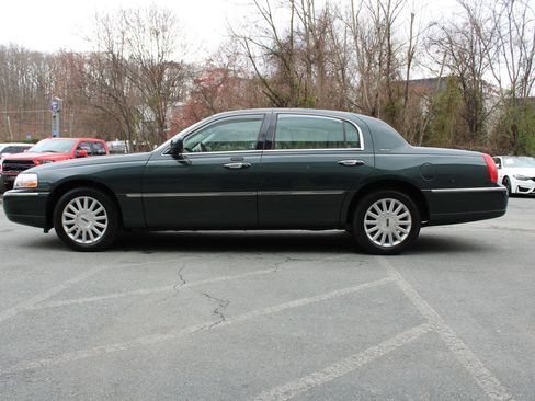 Used 2003 Lincoln Town Car Signature image 25