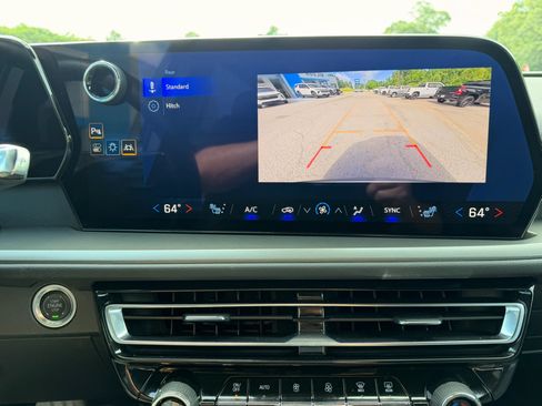 Used 2025 Chevrolet Traverse LT FWD image 17