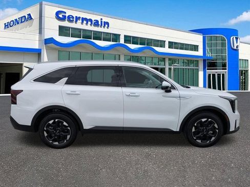 Used 2025 Kia Sorento S w/ Panoramic Sunroof Package FWD image 4