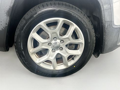 Used 2016 Jeep Renegade Latitude FWD image 11