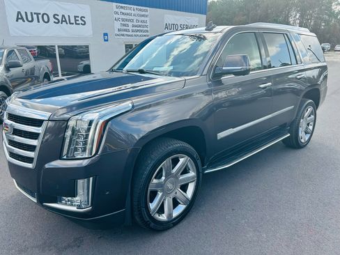 Used 2018 Cadillac Escalade Luxury image 1