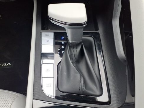 Used 2022 Hyundai Elantra Limited image 15