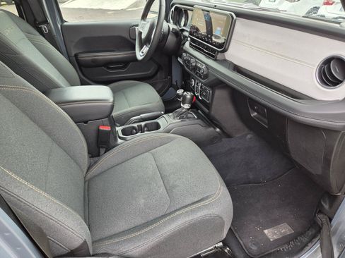 Used 2024 Jeep Wrangler Unlimited Sahara AWD/4WD image 9