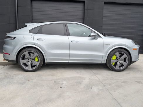 Certified 2025 Porsche Cayenne Turbo image 7