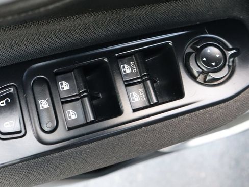 Used 2018 Jeep Renegade Latitude FWD image 27