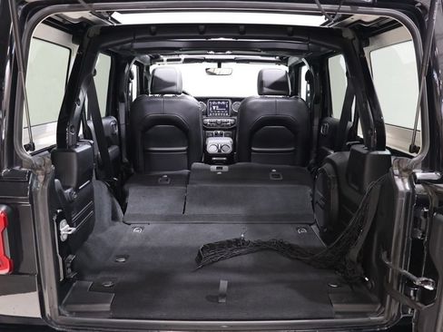 Used 2022 Jeep Wrangler Unlimited Sahara AWD/4WD image 36