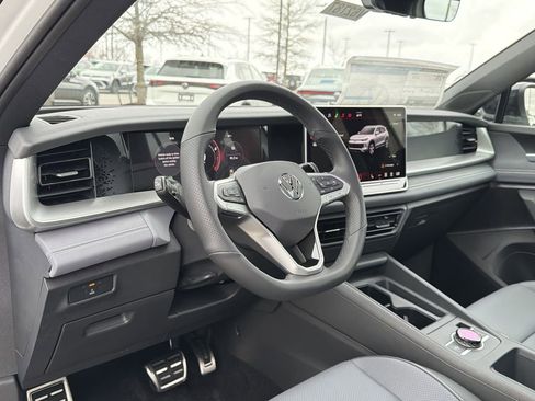New 2026 Volkswagen Tiguan SE R-Line FWD image 10
